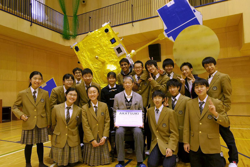 Project manager Nakamura and students at Gunma Kokusai Academy