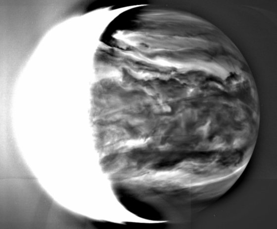 距離約10万kmから撮影した金星夜面 (2.26 µm)の写真