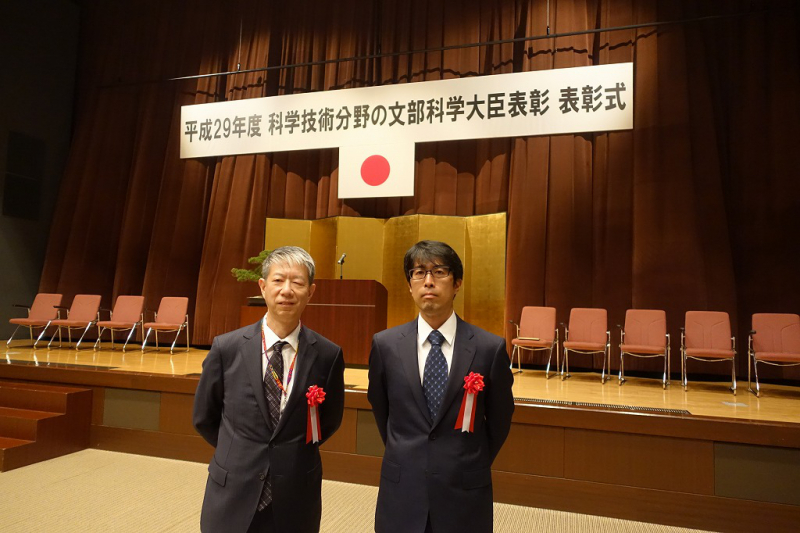 表彰式会場での中村先生と戸田先生